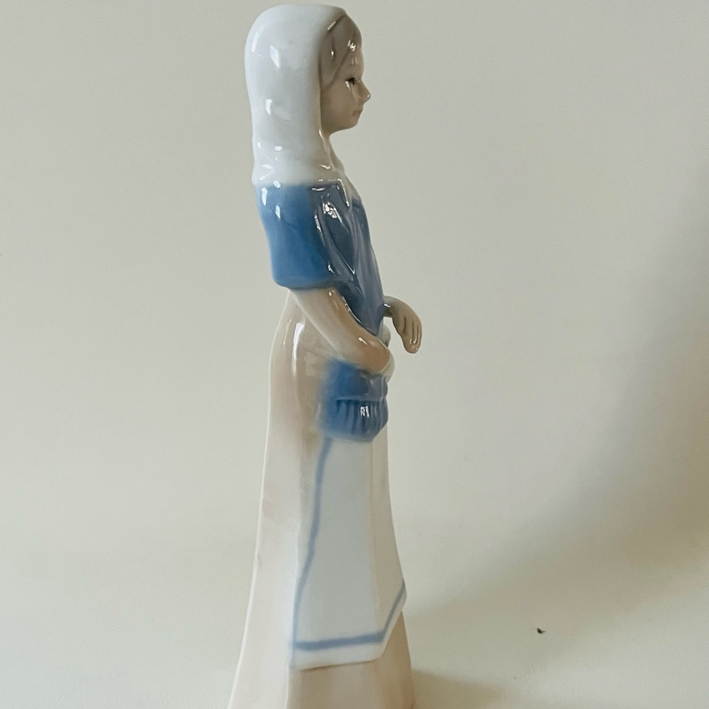 Elegant Blue and White Porcelain Figurine - Picture 6 of 10